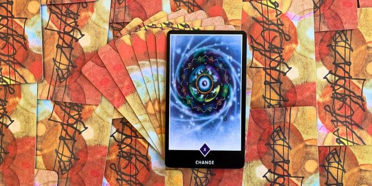 No centro desta carta, encontramos uma roda imensa que simboliza o tempo, o destino e o karma. Gal�xias orbitam ao seu redor, evidenciando a vastid�o do universo e a interconex�o de todas as coisas. Os doze signos do zod�aco tamb�m est�o presentes na circunfer�ncia, representando a influ�ncia dos astros em nossas vidas.
