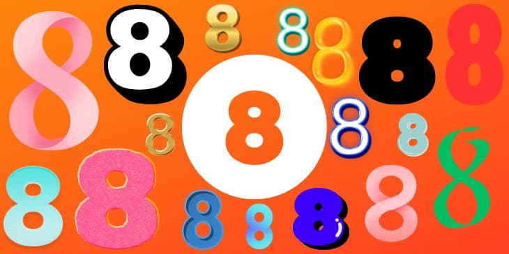 Varios numeros 8 em varios tamanhos e cores em um fundo laranja