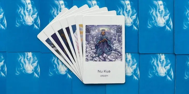 A Deusa Nu Kua com seu manto azul lindo