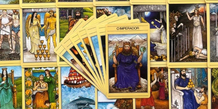 a imagem, vemos Zeus, sentado em um trono majestoso, com a cabe�a erguida e uma express�o facial imponente. Ele � retratado como um l�der poderoso, com uma barba e cabelos longos que indicam maturidade e sabedoria. Zeus segura um cetro em uma das m�os, um s�mbolo de autoridade e poder. Em sua outra m�o, ele segura um raio, representando sua capacidade de controlar os elementos e impor sua vontade. O trono de pedra sobre o qual Zeus est� sentado � s�lido e inabal�vel, simbolizando a estabilidade e a funda��o s�lida sobre a qual o poder paternal se baseia. Isso nos lembra que, para exercer autoridade e lideran�a, � necess�rio ter uma base firme e valores s�lidos.
