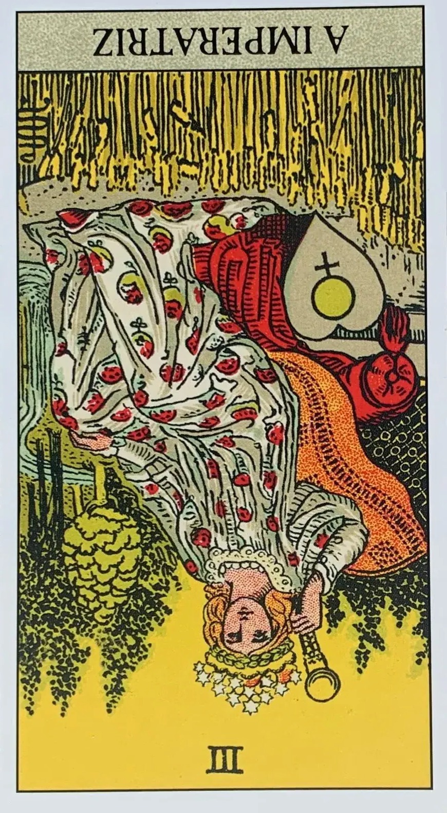 a imperatriz sentada em um lindo trono ao ar livre com sua coroa na cabe�a e um cetro antigo na sua m�o dieita.
