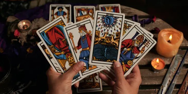 seis cartas do taarot abertas com as figuras sendo mostradas na m�o de uma mulher