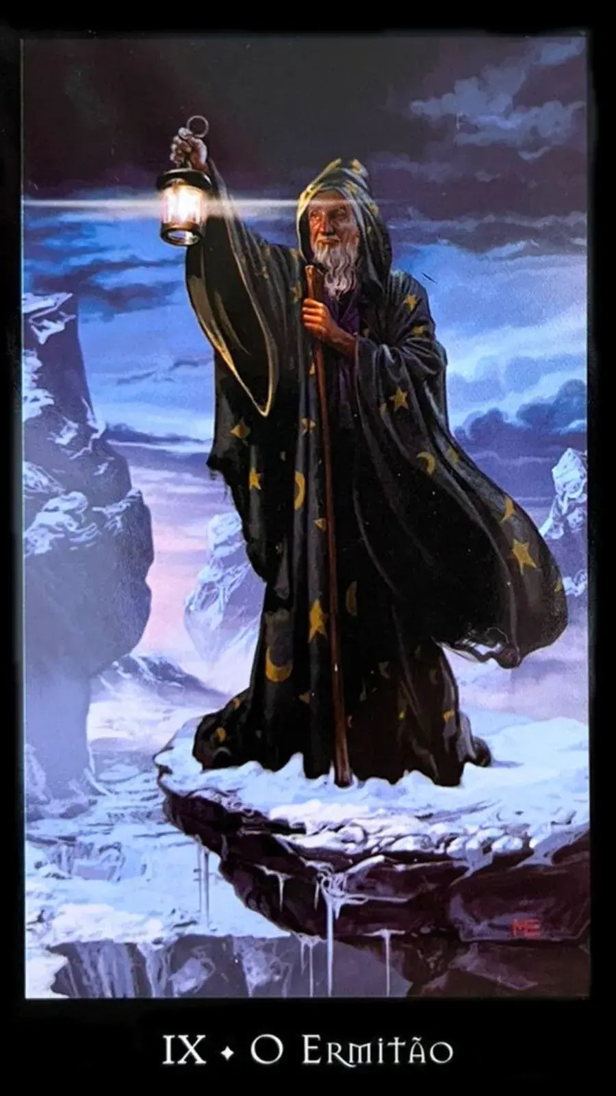 A carta O Ermit�o do Tarot das Bruxas � uma tape�aria de simbolismos e temas profundos que exigem uma an�lise detalhada para desvendar seu significado integral. Vamos explorar: O Velho Mago: A figura central desta carta, aparentemente Merlin, representa sabedoria e conhecimento acumulados com o tempo e a experi�ncia. Ele se afasta da agita��o do mundo para se concentrar na introspec��o e na busca pela verdade. O Manto Desbotado: O manto desgastado de luas e estrelas simboliza uma longa jornada de autodescoberta, introspec��o e aprendizado. A imagem sugere que a sabedoria � adquirida com o tempo e muitas vezes ap�s longas jornadas e prova��es. A Montanha: Este elemento representa a escalada solit�ria em busca de autoconhecimento e verdade espiritual. A montanha � um lugar de isolamento, mas tamb�m de clareza e percep��o elevada, simbolizando o alcance do conhecimento e a supera��o de desafios. A L�mpada: A l�mpada com a estrela de seis pontas ilumina o caminho do Ermit�o. Isso representa a busca pela verdade, tanto interna quanto externamente. A estrela de seis pontas, ou hexagrama, � um s�mbolo antigo de equil�brio entre energias masculinas e femininas, sinalizando que a verdadeira sabedoria requer um equil�brio de tais for�as. O Cajado: Representa a necessidade de suporte e orienta��o ao longo da jornada de autodescoberta. Ele sugere que, embora a jornada seja solit�ria, contamos com ferramentas e recursos internos para nos guiar. C�u Crepuscular: O c�u ao entardecer reflete o limiar entre o conhecido e o desconhecido, entre a luz da consci�ncia cotidiana e a escurid�o do subconsciente. O Ermit�o est� nessa fronteira, iluminando o desconhecido com sua lanterna de sabedoria.