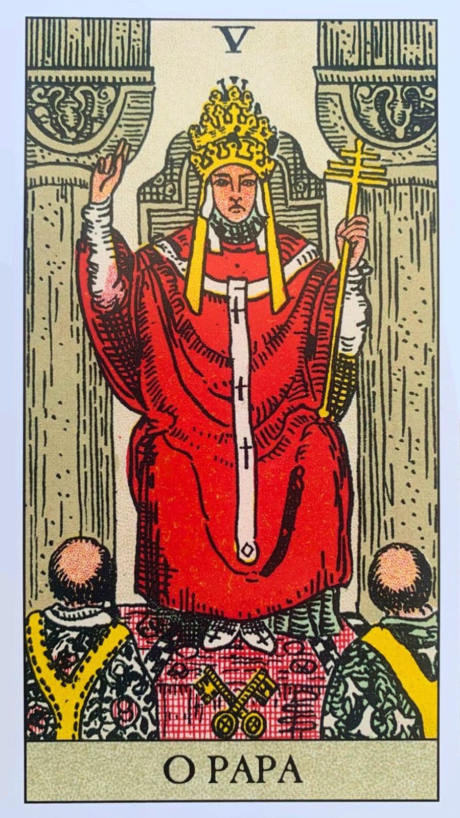O papa usando roupa sacerdotal vermelha e segurando um cedro e usando uma coroa vermelha