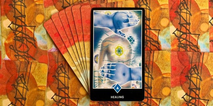 A figura retratada est� nua, vulner�vel e receptiva ao toque amoroso da exist�ncia, envolvida por uma aura de luz que dissipa a tens�o e o sofrimento. A imagem dessa carta transmite uma sensa��o de relaxamento, cuidado e amor. M�ltiplos l�tus de luz est�o presentes, representando os corpos f�sico e energ�tico sutil de cada um de n�s. Essas camadas sutis revelam cristais ou padr�es de cura, simbolizando a capacidade de curar a si mesmo e aos outros. As cores predominantes na carta s�o o azul claro e a prata, criando uma imagem de leveza sob um intenso tratamento de cura. Essas tonalidades transmitem uma sensa��o de calma, paz e renova��o. A presen�a do Rei da �gua indica que n�o precisamos mais nos esconder, nem dos outros nem de n�s mesmos. Estar aberto e aceitar quem somos nos permite ser curados e ajudar os outros a alcan�ar a sa�de e a integridade tamb�m.