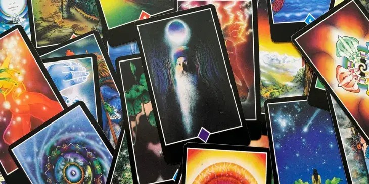 Varias cartas do Tarot zen osho espalhadas uma em cima da outra