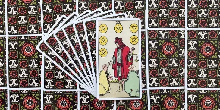 um homem rico, vestido com uma roupa elegante de vermelho e preto, cores que simbolizam poder, paix�o e seriedade. Ele est� de p�, distribuindo moedas de ouro a dois mendigos ajoelhados, representando a caridade e a redistribui��o de riqueza. A balan�a que ele segura na outra m�o � um s�mbolo potente de equil�brio e justi�a, indicando que a generosidade deve ser medida e distribu�da de maneira justa.