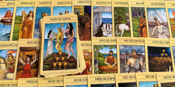 Varias cartas do tarot mitol�gico abertas em uma mesa
