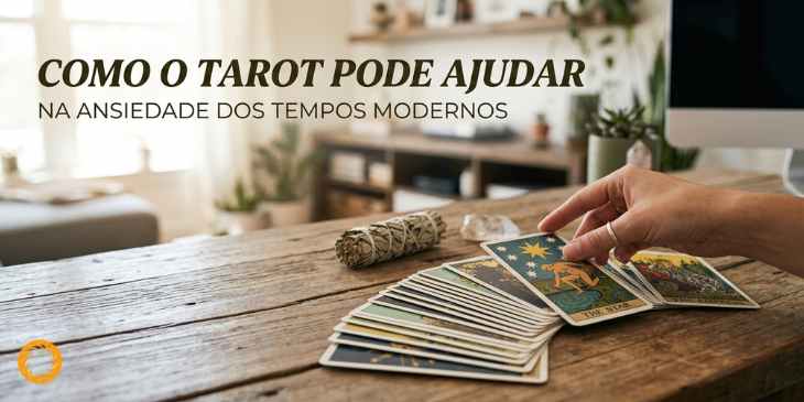 uma mesa de madeira com varias cartas de tarot com uma mao aparente