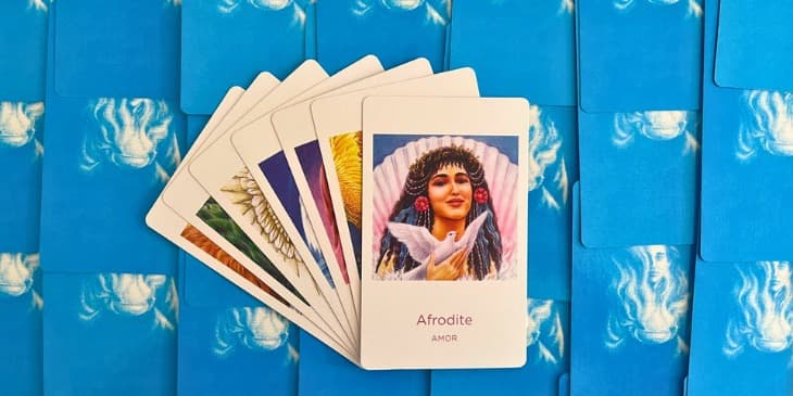 a carta de tarot da afrodite em uma mesa