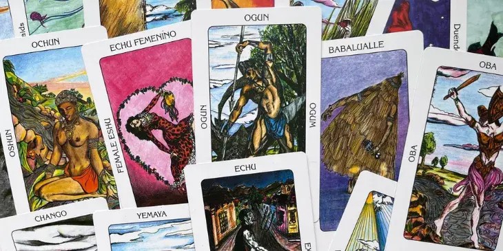 Varias cartas do tarot sagrado dos orixas com suas imagens voltadas para cima.