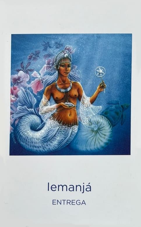 Deusa Iemanj� uma sereia de cauda azul com uma coroa azul e uma concha na m�o direita.