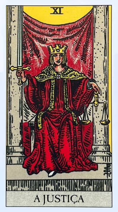 uma pessoa sentada em um trono ao lado de dois pilares, usando um manto vermelho e uma coroa de ouo, na m�o direita segura uma espada apontada para o ceu e na m�o direita segura uma balan�a.