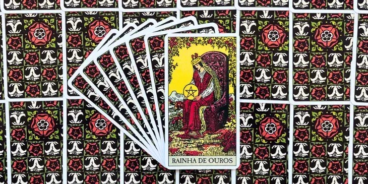 uma rainha sentada em um trono vermelho segurando uma moeda de ouro com flores em volta.
