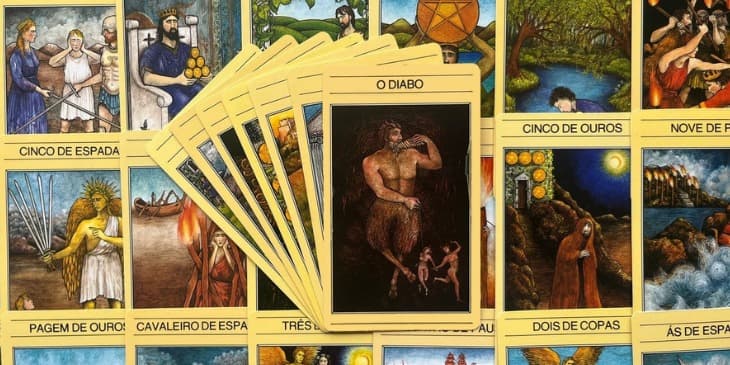 A carta do Diabo retrata um S�tiro, uma criatura metade homem e metade bode,dan�ando � m�sica de uma siringe (flauta de sete tubos) que ele segura em sua m�oesquerda. Com a m�o direita, ele segura duas correntes, cada uma presa a um colar aoredor do pesco�o de uma figura humana nua. As figuras - um homem e uma mulher - t�mpequenos chifres como aqueles do S�tiro. Apesar de suas m�os e pernas estarem livrespara dan�ar, eles est�o presos �s suas correntes de medo e de fascina��o pela m�sica.Ao redor, aparecem as paredes escuras da caverna.