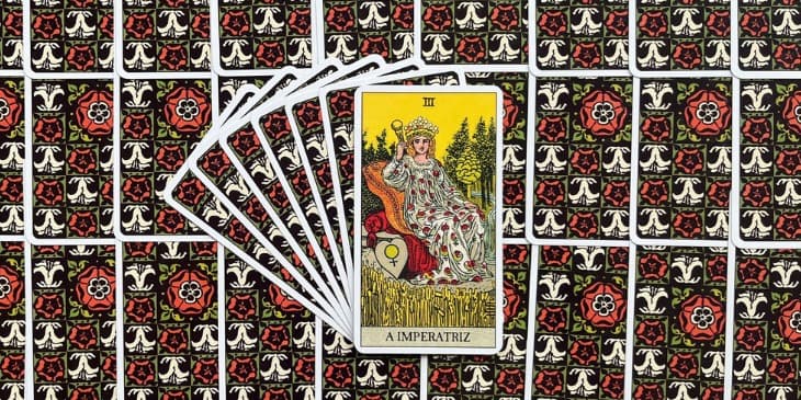 a imperatriz sentada em um lindo trono ao ar livre com sua coroa na cabe�a e um cetro antigo na sua m�o dieita.
