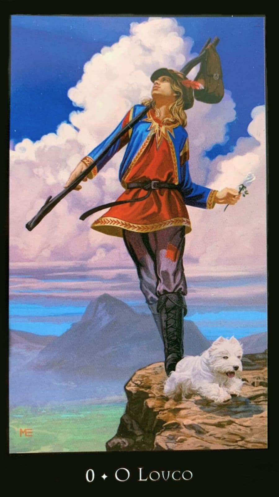 carta do tarot das bruxas O jovem aventureiro, caminhando � beira de um precip�cio, representa a disposi��o para correr riscos e a aud�cia de abra�ar o desconhecido. O vale verde abaixo e as montanhas atr�s dele simbolizam a vastid�o do caminho � frente e as conquistas passadas, respectivamente. O saco de couro que ele carrega, amarrado com um pentagrama, sugere a bagagem de experi�ncias e conhecimentos que ele leva consigo em sua jornada. O pentagrama, um s�mbolo importante no paganismo e na Wicca, representa os quatro elementos - terra, ar, fogo e �gua - e o esp�rito, sugerindo que sua jornada ser� guiada pelos princ�pios do equil�brio e harmonia. A roupa colorida do Louco reflete seu esp�rito alegre e entusi�stico, pronto para enfrentar os desafios e prazeres da viagem. A pluma vermelha em seu chap�u encarna o amor pela vida e a paix�o que o impulsiona.