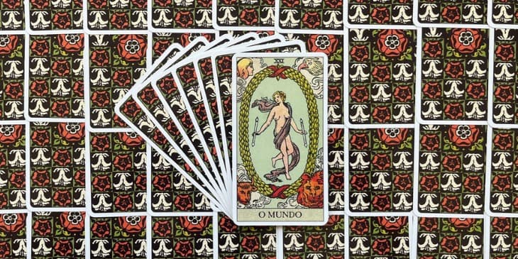 No centro da carta, vemos uma figura dan�ante, que � frequentemente interpretada como uma mulher, embora tamb�m possa ser vista como andr�gina, Esta figura est� envolta por uma faixa ou len�o verde, Ela segura duas varinhas, uma em cada m�o. Nos quatro cantos da carta, est�o representados os quatro evangelistas do Novo Testamento.