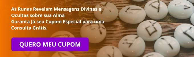 varias pedras de runas brancas em cima de uma mesa de madeira
