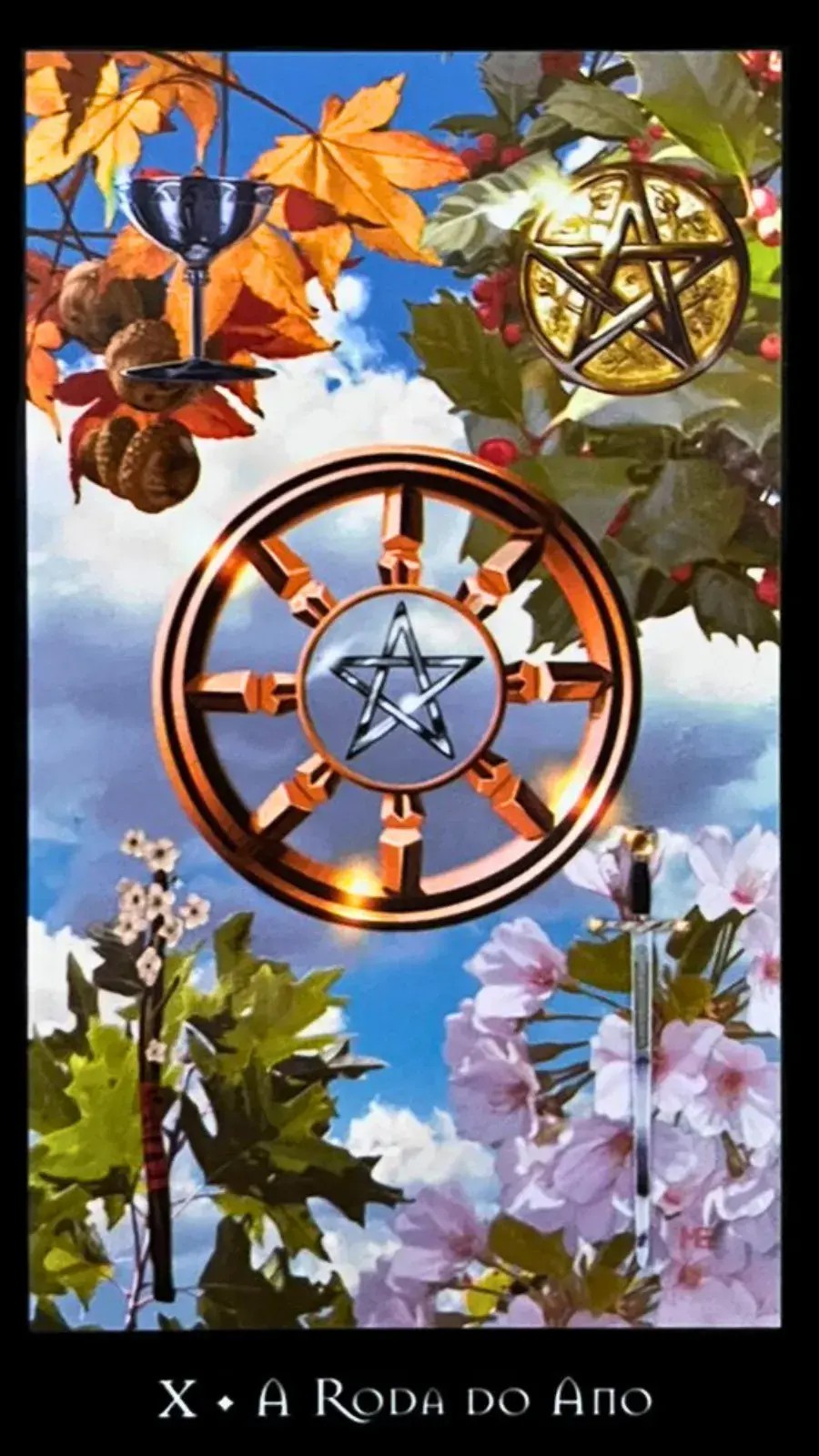 No centro da carta, um pentagrama lunar e prateado - um emblema ancestral do poder feminino e do mist�rio da lua - � emoldurado pela Roda do Ano dourada e solar, simbolizando a passagem do tempo, os ciclos da vida e o equil�brio entre luz e escurid�o. O dourado � associado ao masculino, ao sol e a tudo que � consciente e manifesto. Ao redor da Roda do Ano, oito raios representam os oito sabbats - dias sagrados para as bruxas, que marcam momentos significativos nos ciclos naturais e sazonais. No fundo, o c�u azul e as nuvens suaves evocam a vastid�o do universo e a leveza do esp�rito, criando uma atmosfera de harmonia e tranquilidade. As quatro esta��es do ano e seus correspondentes naipes do tar� se apresentam no entorno da Roda. Cada um deles est� ligado a um dos quatro elementos (ar, terra, fogo e �gua), representando diferentes aspectos da experi�ncia humana e do cosmos. No topo da Roda, a simbologia do elemento terra e o Solst�cio de Inverno s�o representados pela moeda e pelo acebo, uma planta associada � Natividade e frequentemente usada para prote��o e boa sorte. Essa combina��o invoca uma sensa��o de estabilidade, for�a e perseveran�a diante do frio e das adversidades. Na parte inferior direita, o Equin�cio da Primavera � representado por flores rosadas de cerejeira, que se aliam � espada, s�mbolo do elemento ar. Este conjunto evoca a renova��o da vida, a for�a do pensamento e a nobreza de car�ter, expressando a transi��o da introspec��o do inverno para a expans�o da primavera. Na parte inferior esquerda, vemos o Solst�cio de Ver�o representado por folhas verdes de carvalho e uma vara de espinho em flor, representando o elemento fogo. Simbolizam a plenitude da vida, a sabedoria e a virtude, refor�ando o sentimento de crescimento e alegria que o ver�o traz. Por fim, na parte superior esquerda, as folhas alaranjadas de bordo e as bolotas da colheita representam o Outono e est�o alinhadas ao naipe de copas, associado ao elemento �gua. As folhas de bordo refletem a beleza e a energia da mudan�a, enquanto as bolotas sugerem prosperidade e sabedoria, representando a colheita ap�s um ciclo de trabalho e crescimento.