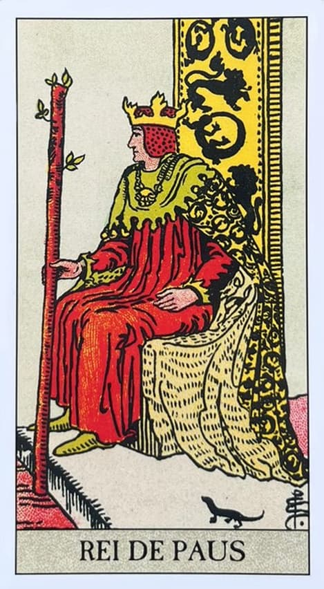 Rei de Paus � retratado sentado em um trono adornado com le�es e salamandras. O rei segura um cetro que termina em uma pequena representa��o de um galho florescendo, simbolizando o crescimento e a criatividade que seu reinado promove.