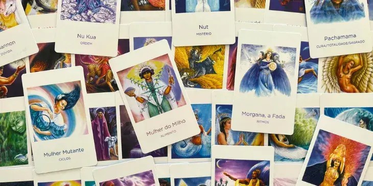 varias cartas do oraculo das deusas com as imagens aparecendo