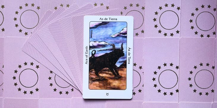 a Carta Orix� �s de Terra com a imagem de um touro com um c�u azul e nuvens e um ch�o de terra.