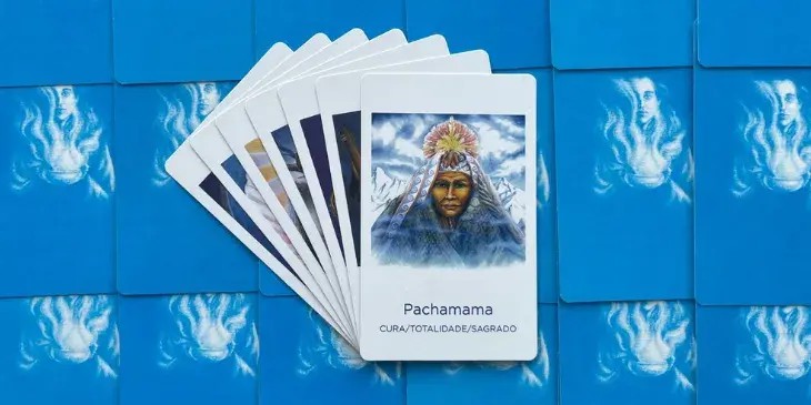a deusa pachamama com seu mando azul e um cocar na cabe�a com montanhas cheias de neve ao fundo
