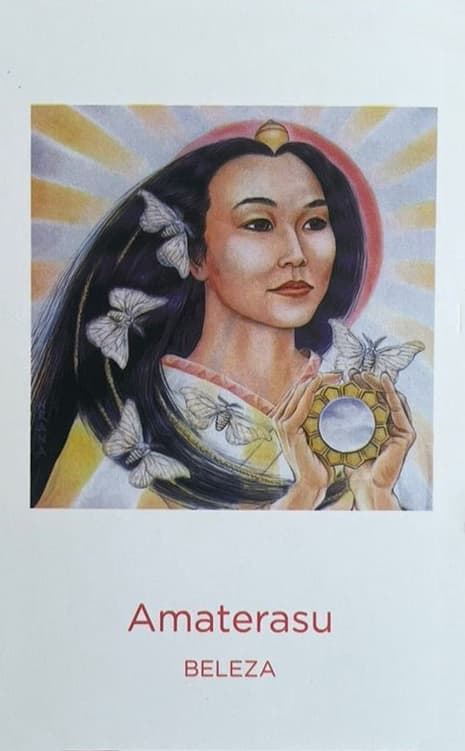 carta do tarot amaterasu que mostra uma mulher asiatica de cabelo compridos pretos segurando um espelho