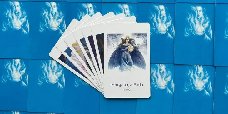 deusa morgana com seu vestido azul e suas asas azul usando uma coroa linda de ouro.