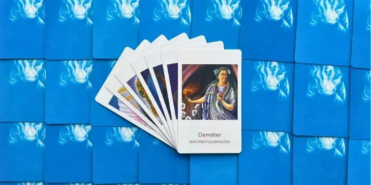 a carta da deusa demeter que � uma mulher branca com uma serpente no pesco�o e uma tocha na m�o