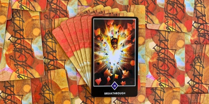 A cor vermelha � dominante na carta a imagem central da carta mostra peda�os estilha�ados, dando a real impress�o de que h� uma quebra efetiva Ao redor da figura humana retratada na carta, h� uma aura brilhante e poderosa.