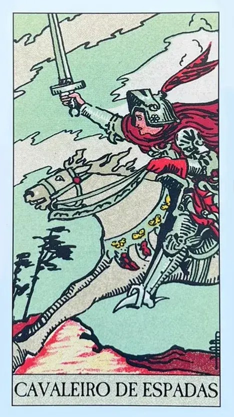 cavaleiro, montado em um cavalo branco em pleno galope, brande sua espada com uma m�o, enquanto o vento agita vigorosamente suas vestes e a crina do cavalo. O c�u ao fundo, frequentemente turbulento, refor�a a ideia de movimento e urg�ncia.