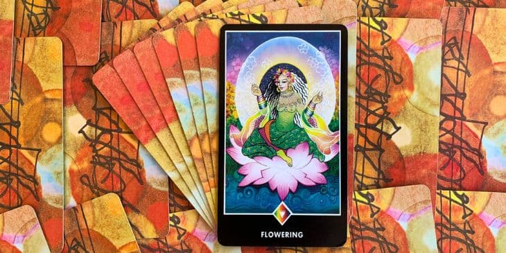 A figura central desta carta, a Rainha, � como uma flor espl�ndida no auge do seu florescimento. Ela � colorida, vibrante e exala vida e vitalidade, simbolizando nossa capacidade intr�nseca de florescer e prosperar em meio �s circunst�ncias da vida. A pr�pria Rainha � uma imagem da sensualidade e da paix�o pela vida, lembrando-nos da import�ncia de vivenciar e celebrar cada momento.