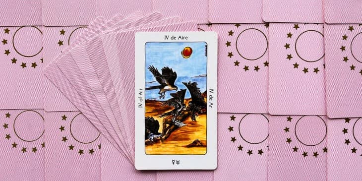 Carta do tarot sadrago os orixas em cima de uma mesa perto de outras cartas