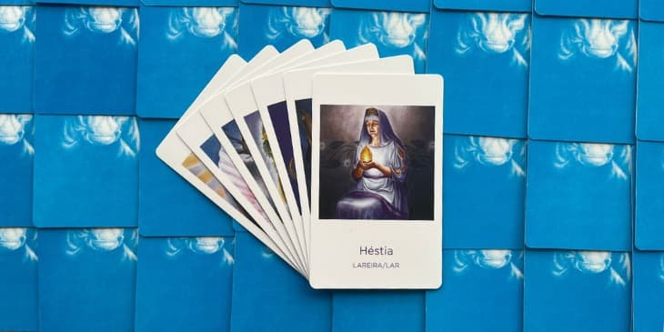 deusa hestia com seu manto branco segurando a chama de fogo em suas m�os