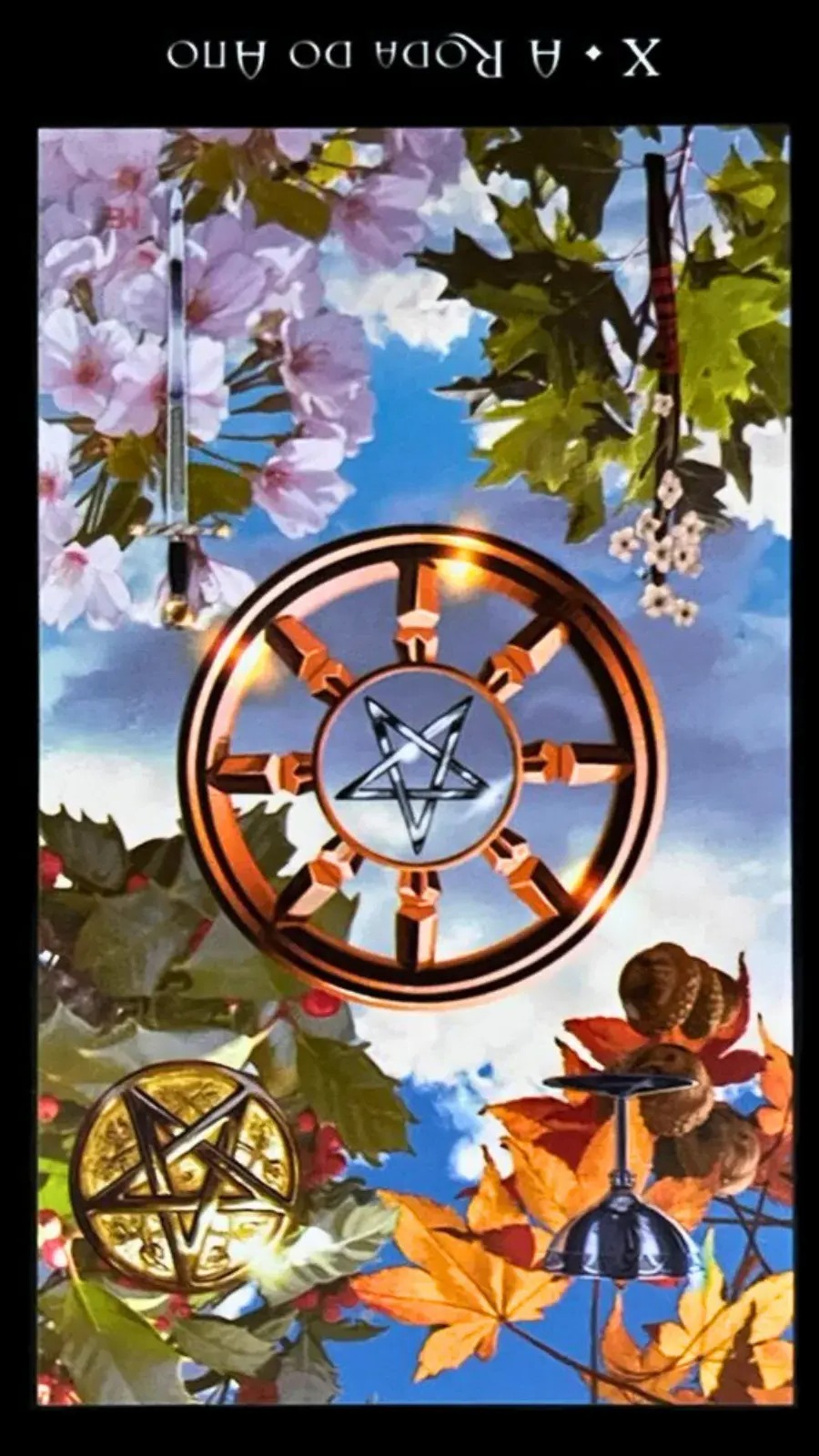 No centro da carta, um pentagrama lunar e prateado - um emblema ancestral do poder feminino e do mist�rio da lua - � emoldurado pela Roda do Ano dourada e solar, simbolizando a passagem do tempo, os ciclos da vida e o equil�brio entre luz e escurid�o. O dourado � associado ao masculino, ao sol e a tudo que � consciente e manifesto. Ao redor da Roda do Ano, oito raios representam os oito sabbats - dias sagrados para as bruxas, que marcam momentos significativos nos ciclos naturais e sazonais. No fundo, o c�u azul e as nuvens suaves evocam a vastid�o do universo e a leveza do esp�rito, criando uma atmosfera de harmonia e tranquilidade. As quatro esta��es do ano e seus correspondentes naipes do tar� se apresentam no entorno da Roda. Cada um deles est� ligado a um dos quatro elementos (ar, terra, fogo e �gua), representando diferentes aspectos da experi�ncia humana e do cosmos. No topo da Roda, a simbologia do elemento terra e o Solst�cio de Inverno s�o representados pela moeda e pelo acebo, uma planta associada � Natividade e frequentemente usada para prote��o e boa sorte. Essa combina��o invoca uma sensa��o de estabilidade, for�a e perseveran�a diante do frio e das adversidades. Na parte inferior direita, o Equin�cio da Primavera � representado por flores rosadas de cerejeira, que se aliam � espada, s�mbolo do elemento ar. Este conjunto evoca a renova��o da vida, a for�a do pensamento e a nobreza de car�ter, expressando a transi��o da introspec��o do inverno para a expans�o da primavera. Na parte inferior esquerda, vemos o Solst�cio de Ver�o representado por folhas verdes de carvalho e uma vara de espinho em flor, representando o elemento fogo. Simbolizam a plenitude da vida, a sabedoria e a virtude, refor�ando o sentimento de crescimento e alegria que o ver�o traz. Por fim, na parte superior esquerda, as folhas alaranjadas de bordo e as bolotas da colheita representam o Outono e est�o alinhadas ao naipe de copas, associado ao elemento �gua. As folhas de bordo refletem a beleza e a energia da mudan�a, enquanto as bolotas sugerem prosperidade e sabedoria, representando a colheita ap�s um ciclo de trabalho e crescimento.