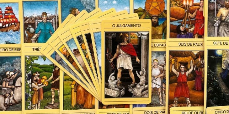 A carta do Julgamento retrata um jovem de cabelos pretos encaracolados, trajandouma t�nica branca e um manto de viagem vermelho. Em sua cabe�a, um elmo alado e,em seus p�s, sand�lias aladas. Em sua m�o direita, ele segura o caduceu, a vara m�gicaentrela�ada por duas cobras. Aos seus lados e apenas vis�veis, duas colunas, umabranca e outra preta. As escadas em que se encontra ascendem para uma porta pela qual� poss�vel entrever um cen�rio verde no qual o Sol est� apenas surgindo. Diante deleest�o v�rios caix�es gravados dos quais os mortos se levantam, este n- dendo-lhe seus bra�os e desfazendo-se de suas mortalhas.