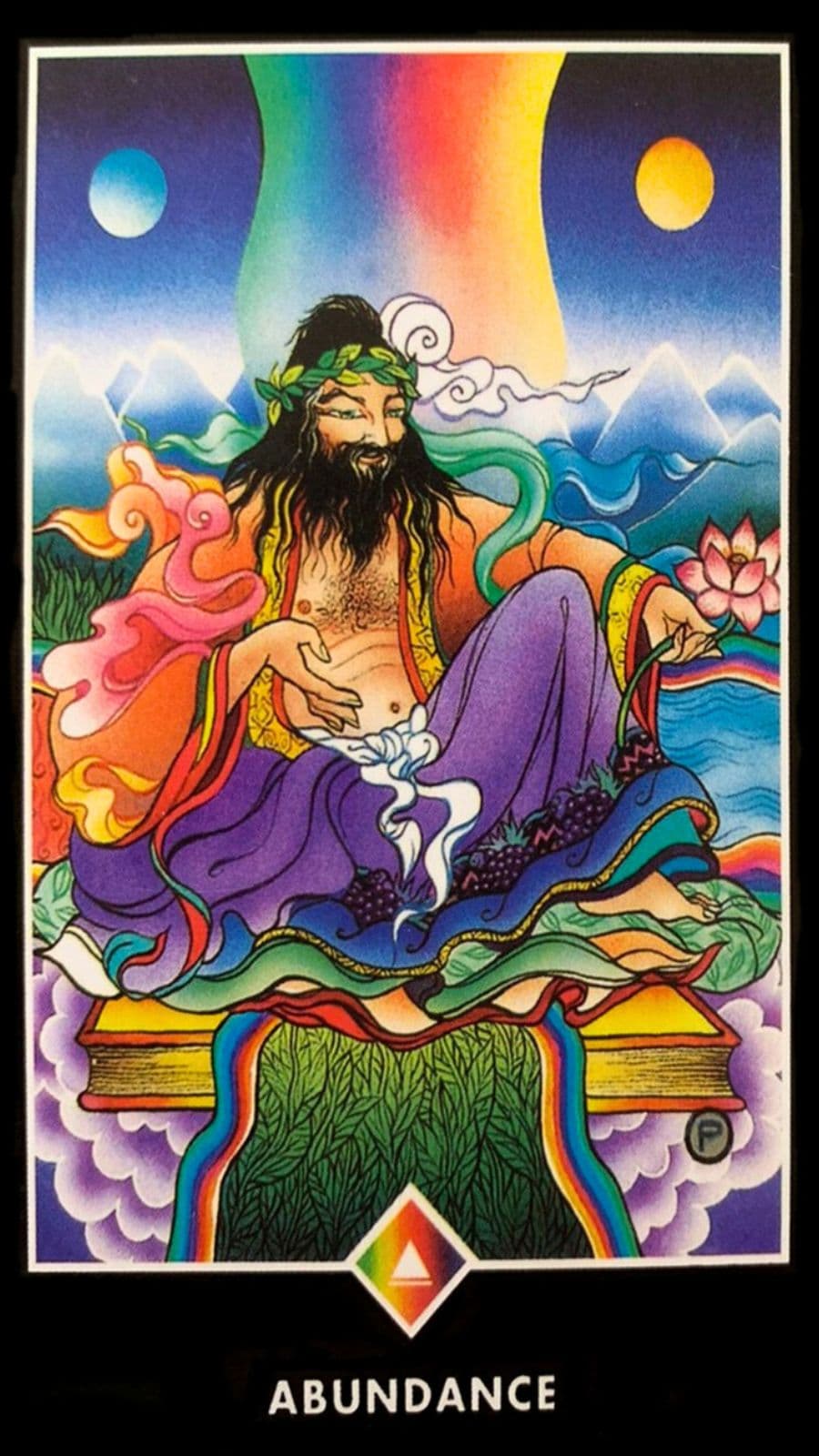 O personagem principal, um homem robusto e alegre, retrata o elemento humano e terreno desta carta. Seu peito exposto e barriga relaxada sugerem um estado de conforto e aceita��o com a pr�pria masculinidade. Ele est� � vontade com sua pr�pria for�a e vigor, mas n�o � dominado por eles. Na m�o, ele segura uma flor de l�tus, um poderoso s�mbolo de pureza e transforma��o espiritual na tradi��o budista. A flor de l�tus � frequentemente associada ao feminino, sugerindo um respeito e aprecia��o pela gra�a e beleza femininas. Esse aspecto da carta representa a integra��o e harmoniza��o da energia feminina. A presen�a dos quatro elementos, terra, fogo, �gua e c�u, � uma clara alus�o � totalidade e � conex�o com todos os aspectos da vida. A ideia de que todos esses elementos convergem no Rei do Arco-�ris sugere muita autoconsci�ncia e compreens�o. O personagem est� sentado sobre um livro, que pode ser interpretado como o livro da sabedoria da vida. Isso simboliza um profundo conhecimento e compreens�o do mundo e de si mesmo.