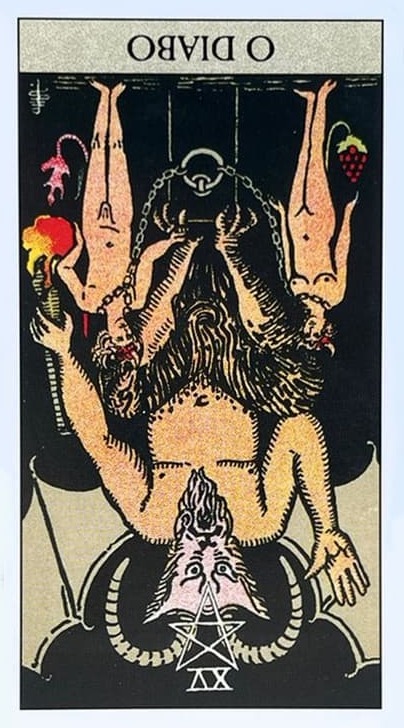 a figura do diabo ou a besta com seus chifres e sua asa grande, ele esta sentado em um pedestal e sob seus pes, duas figuras humanas, um homem e uma mulher que est�o acorrentados e pelados.