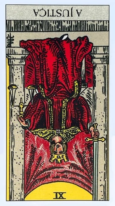 uma pessoa sentada em um trono ao lado de dois pilares, usando um manto vermelho e uma coroa de ouo, na m�o direita segura uma espada apontada para o ceu e na m�o direita segura uma balan�a.