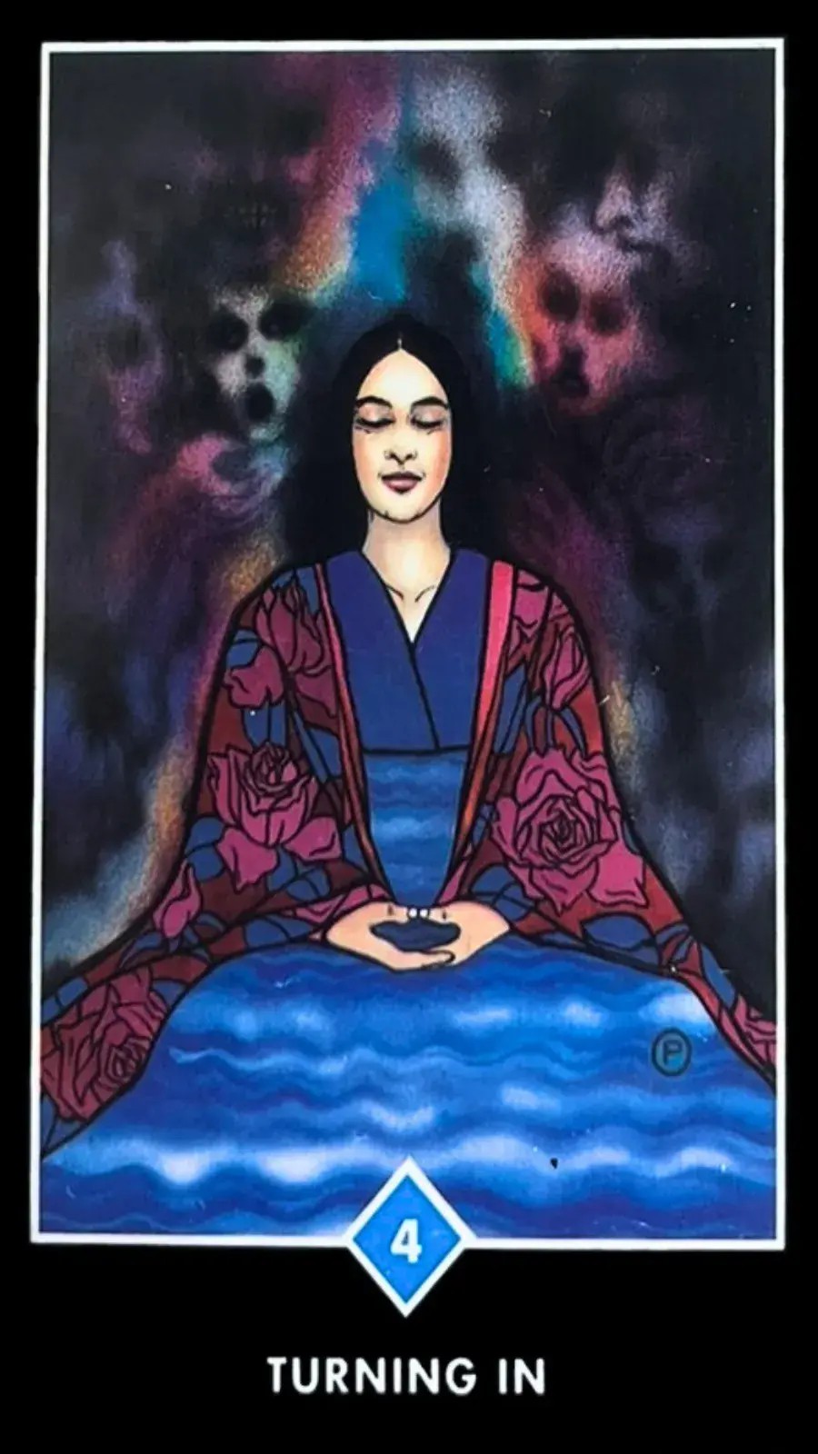 Carta do Tarot Zen osho tem uma mulher meditando em paz em quanto tem uns vultos de rostos atr�s dela.