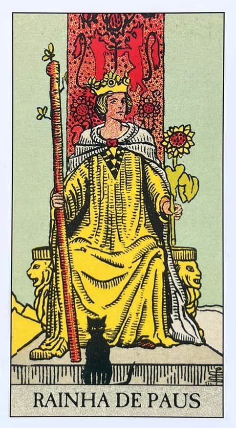 Rainha de Paus � retratada sentada em um trono decorado com le�es gravados, s�mbolos de for�a e coragem. Ela segura em uma m�o um cetro que termina em uma esfera o cetro, um tradicional s�mbolo de autoridade e vontade, enquanto a esfera simboliza a totalidade e a perspectiva espiritual. Em sua outra m�o, descansa um girassol, que � um s�mbolo de lealdade, vitalidade, e a busca constante pela luz, refletindo a natureza otimista e alegre da Rainha.