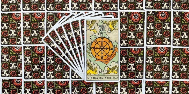 Uma roda com varios simbolos hebraicos e ao redor da roda quatro figuras que representao o anho mateus, aguia joao leao marcos e touro lucas, e na parte superior da imagem tem o simbolo da esfinge que � a figura de uma cabe�a humana em um corpo de le�o.