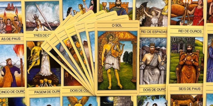 A carta do Sol retrata um homem classicamente elegante e de porte atlético, cabelosloiros e com uma coroa de folhas de louro, portando em sua cabeça o disco dourado doSol. Ele tem asas douradas e veste uma curta túnica branca. Em sua mão direita, elesegura um arco e uma aljava de flechas; com sua mão esquerda, ele segura uma lira. Eleestá em pé entre duas colunas de um pórtico construído em pedras de um douradopálido. Atrás dele, um cenário verde-dourado pontilhado de árvores de louro brilha sob um quente céu azul.