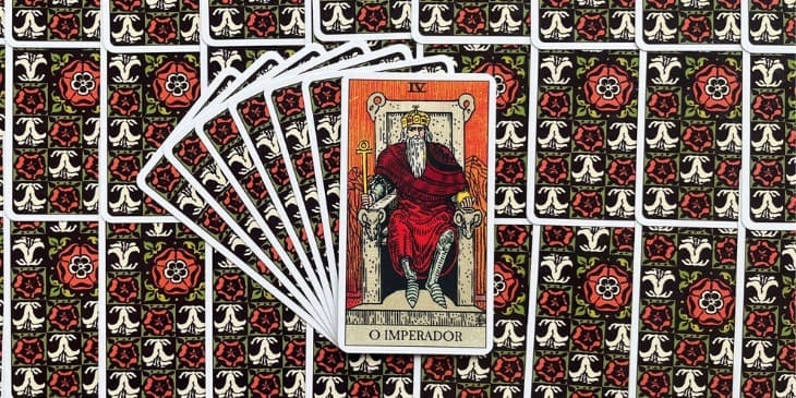 a carta o imperador sentado em seu trono com um manto vermelho por cima de sua armadura, segurando em uma m�o um Cetro e na outra um Orbe