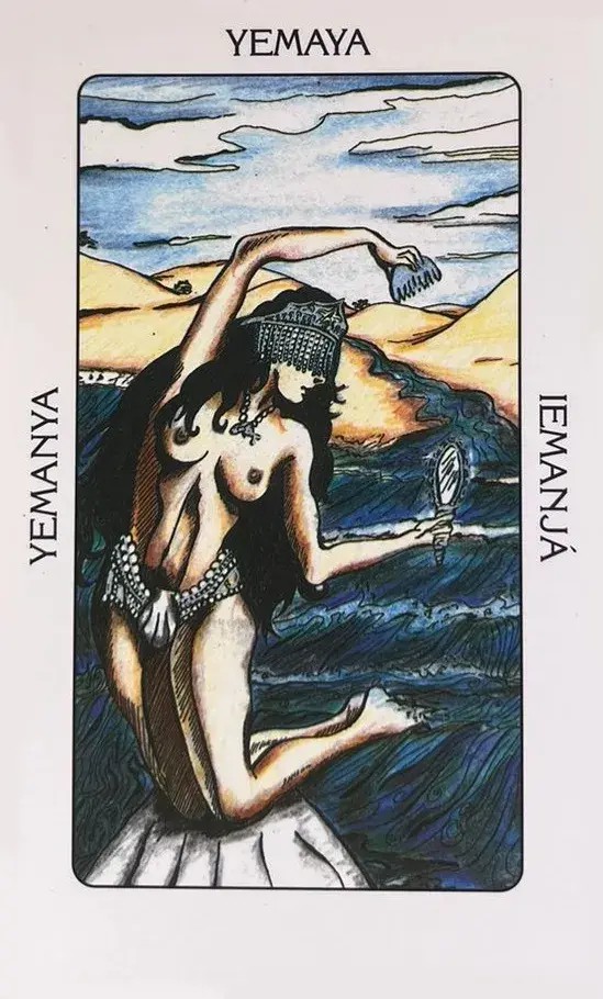 uma mulher branca semi nua segurando um espelho em uma mao e um pente em outra, usando uma coroa de conchas de joelho em uma pedra na beira de um rio ou mar.