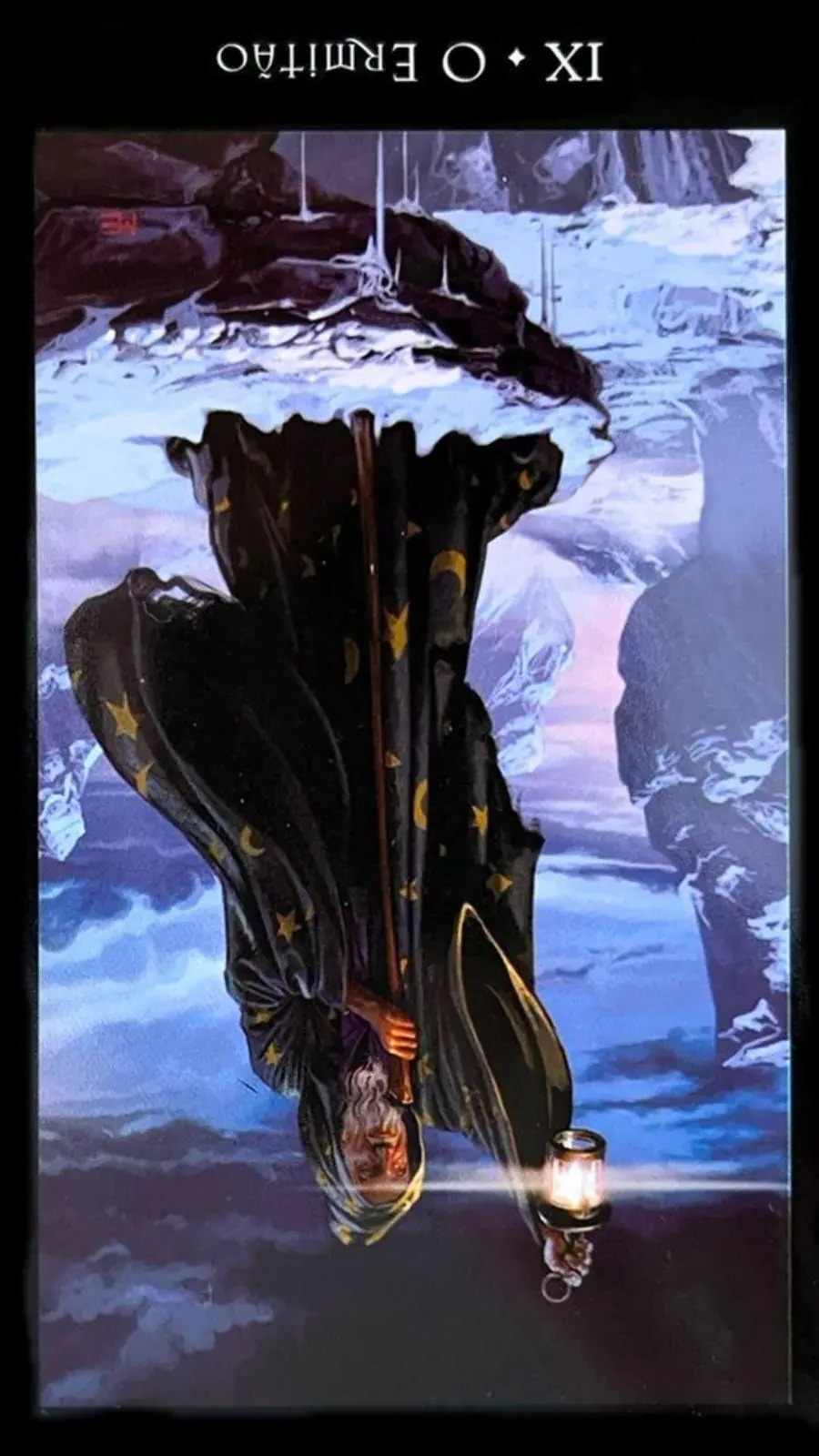 A carta O Ermit�o do Tarot das Bruxas � uma tape�aria de simbolismos e temas profundos que exigem uma an�lise detalhada para desvendar seu significado integral. Vamos explorar: O Velho Mago: A figura central desta carta, aparentemente Merlin, representa sabedoria e conhecimento acumulados com o tempo e a experi�ncia. Ele se afasta da agita��o do mundo para se concentrar na introspec��o e na busca pela verdade. O Manto Desbotado: O manto desgastado de luas e estrelas simboliza uma longa jornada de autodescoberta, introspec��o e aprendizado. A imagem sugere que a sabedoria � adquirida com o tempo e muitas vezes ap�s longas jornadas e prova��es. A Montanha: Este elemento representa a escalada solit�ria em busca de autoconhecimento e verdade espiritual. A montanha � um lugar de isolamento, mas tamb�m de clareza e percep��o elevada, simbolizando o alcance do conhecimento e a supera��o de desafios. A L�mpada: A l�mpada com a estrela de seis pontas ilumina o caminho do Ermit�o. Isso representa a busca pela verdade, tanto interna quanto externamente. A estrela de seis pontas, ou hexagrama, � um s�mbolo antigo de equil�brio entre energias masculinas e femininas, sinalizando que a verdadeira sabedoria requer um equil�brio de tais for�as. O Cajado: Representa a necessidade de suporte e orienta��o ao longo da jornada de autodescoberta. Ele sugere que, embora a jornada seja solit�ria, contamos com ferramentas e recursos internos para nos guiar. C�u Crepuscular: O c�u ao entardecer reflete o limiar entre o conhecido e o desconhecido, entre a luz da consci�ncia cotidiana e a escurid�o do subconsciente. O Ermit�o est� nessa fronteira, iluminando o desconhecido com sua lanterna de sabedoria.