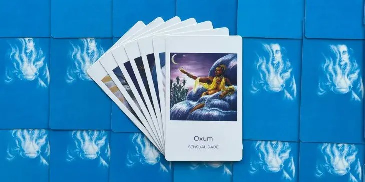 Deusa Oxum sentada em uma cachoeira semi nua com sua m�o em dire��o a lua