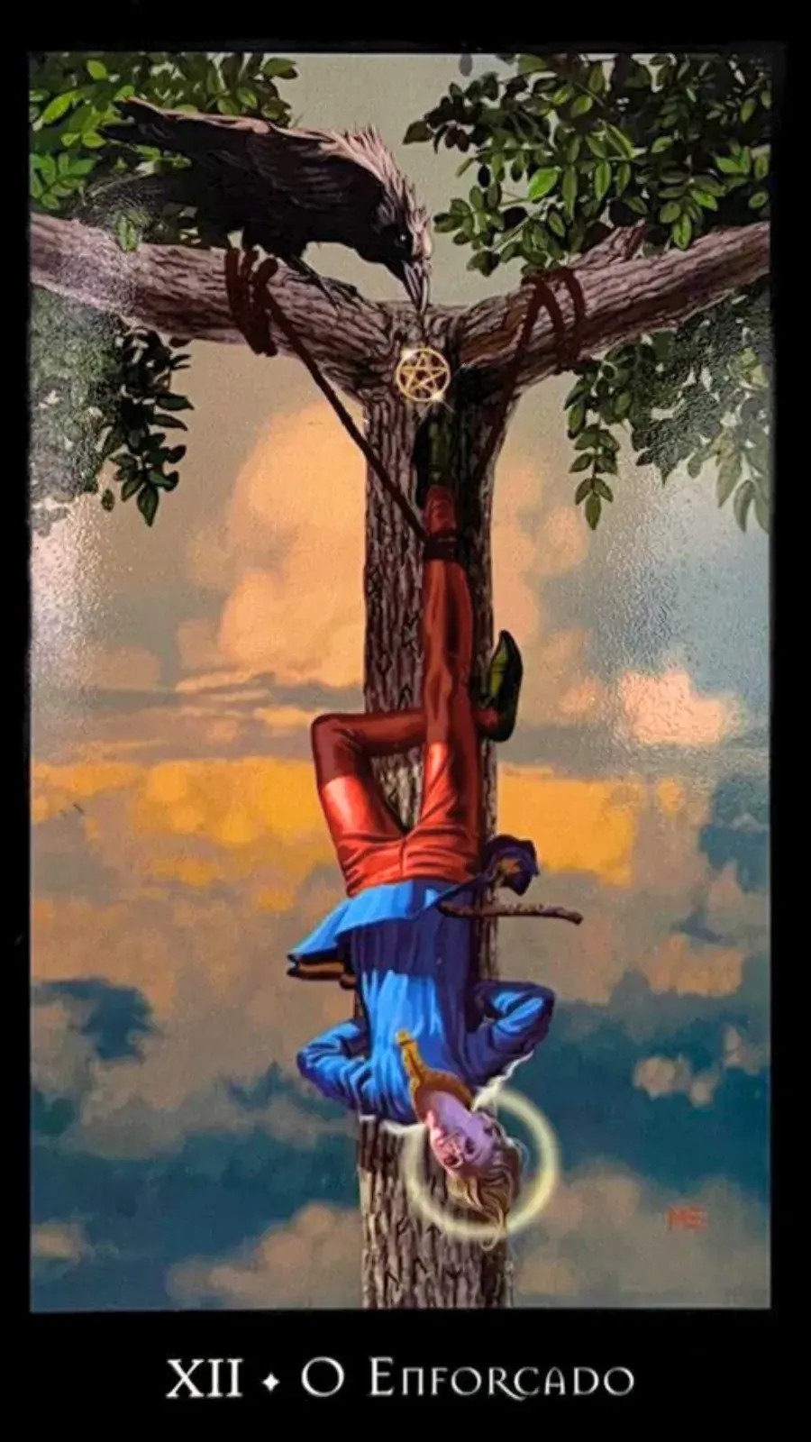 Tarot das Bruxas nos traz a imagem de um jovem sereno, suspenso de cabe�a para baixo por um p� em um freixo, uma �rvore forte e resistente, O rosto sereno e tranquilo do jovem contrasta com sua posi��o invertida, sugerindo que, apesar do desconforto e da desorienta��o que essa posi��o pode inicialmente causar, h� um processo de aceita��o e compreens�o em andamento. Esse contraste � refor�ado pelo halo que rodeia a cabe�a do jovem, indicando a epifania ou a revela��o que est� experimentando. A perspectiva invertida se torna, assim, um instrumento de conhecimento e autoconhecimento. Ao fundo, um c�u tranquilo e apraz�vel transmite a mensagem de que, apesar da aparente dificuldade da situa��o, n�o h� motivo para temer. Esta fase de transi��o � necess�ria e ben�fica, mesmo que seja desconfort�vel.